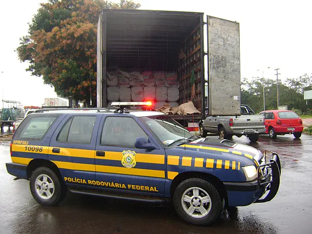 BR-262: PRF apreende 5,7 toneladas de roupas contrabandeadas