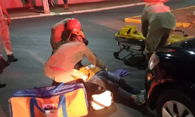 Ciclista é socorrida após ser atropelada em rotatória