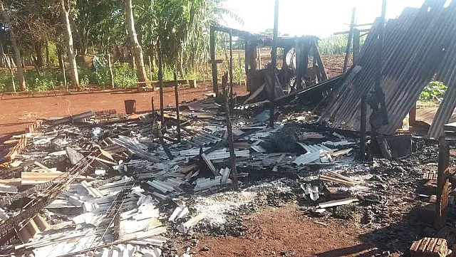 Homem acusa esposa de traí-lo com vizinho e incendeia a própria casa em aldeia de MS: 'Vai morrer aí dentro'