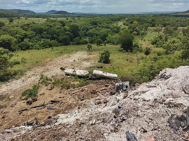Carreta carregada com etanol despenca na serra de Maracaju