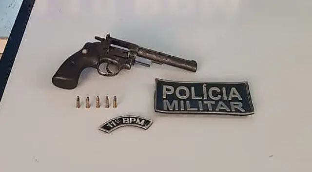 Homem fica nervoso na frente da PM e é preso com revólver em Nioaque