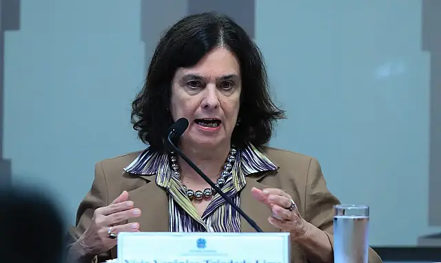 Ministra da saúde comenta baixa adesão à vacina da dengue