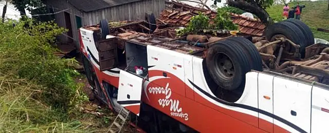 Ônibus tomba em ribanceira, perto de ponte a 7 km de Miranda e deixa 6 feridos