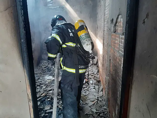 Fogo destrói sala e cozinha de residência em Corumbá