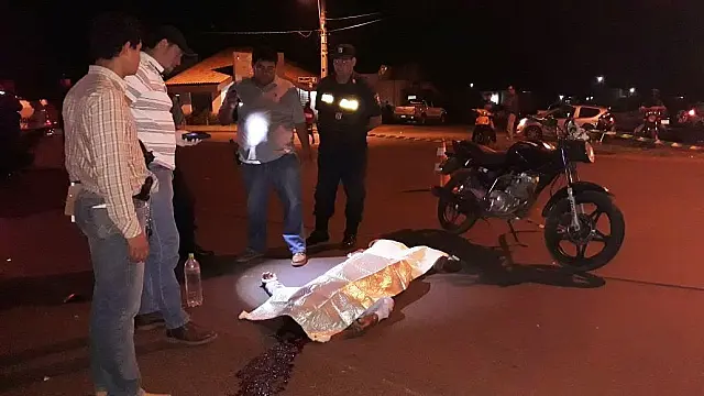 Colisão no trânsito mata motociclista e motorista de carro foge sem prestar socorro