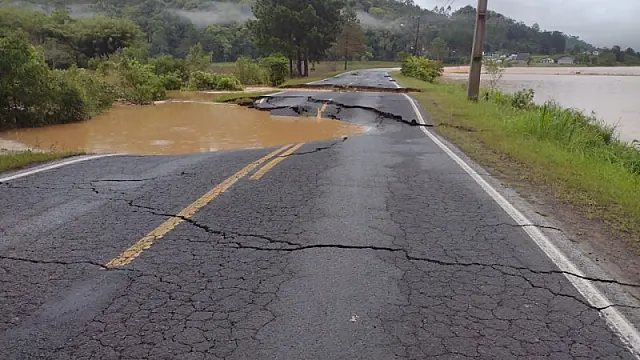 Chuvas intensas destroem asfalto e interditam rodovia em Santa Catarina