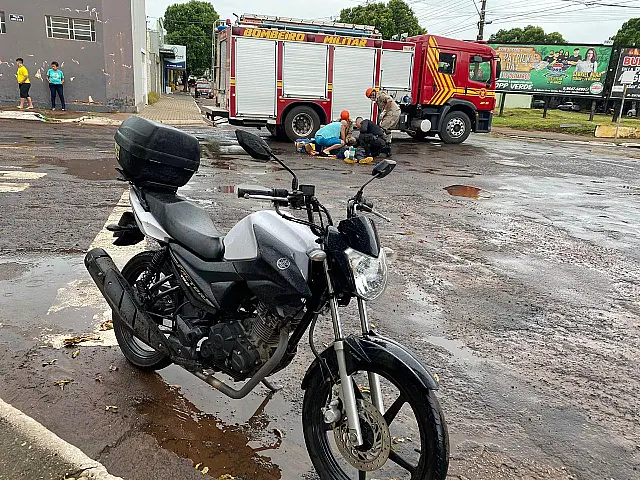 Motociclista é socorrido após acidente em cruzamento no Centro de Aquidauana