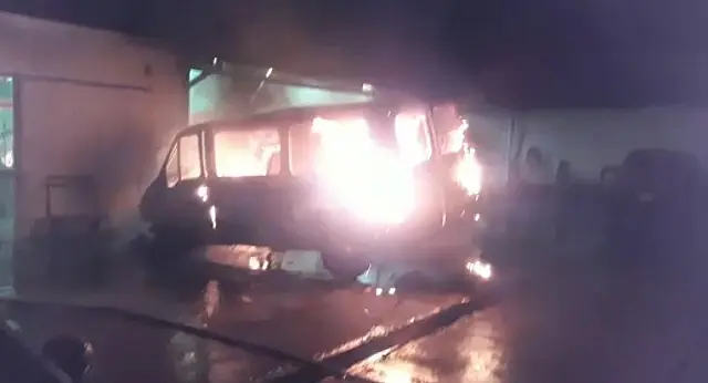 Van pega fogo em oficina mecânica