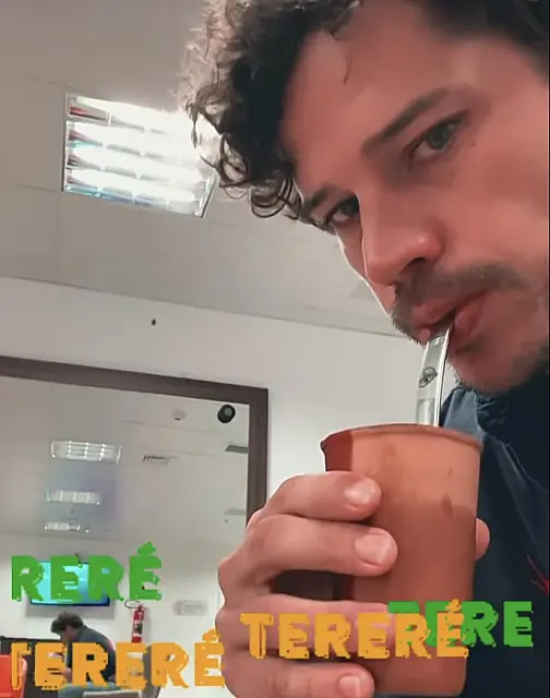 José Loretto grava vídeo tomando tereré ao som de Comitiva Esperança