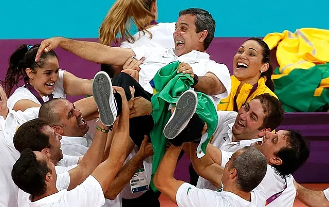 Após ouro no vôlei, Zé Roberto pede desculpa ao Brasil por sofrimento