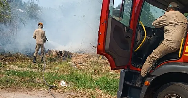 Bombeiros combatem fogo em terreno baldio no Aeroporto de Corumbá