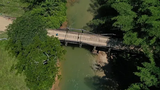 Prefeitura de Bodoquena providencia desvio e balsa para travessia do Rio Salobra