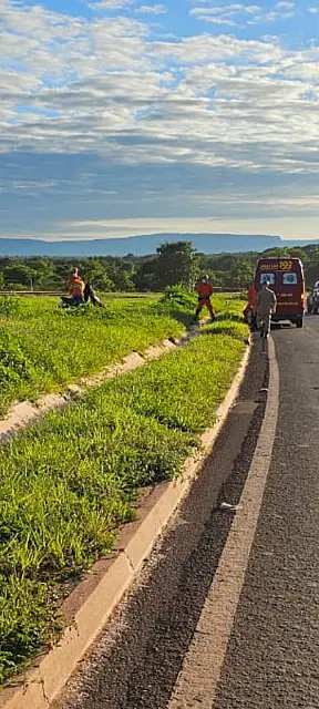 Motociclista se fere após perder controle e cair em rotatória da BR-262