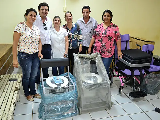 Gesau entrega cadeiras de rodas ao Asilo São Francisco