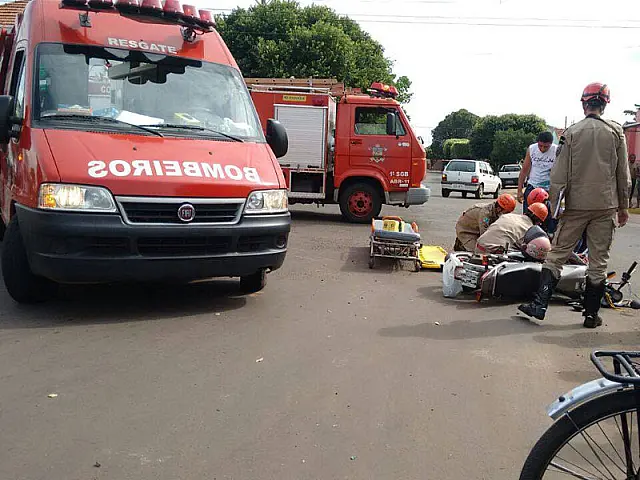 Colisão entre carro e moto deixa mulher ferida no Bairro Alto