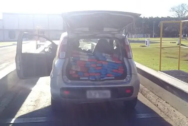Cinco são presos quando transportavam meia tonelada de maconha em Fiat Uno
