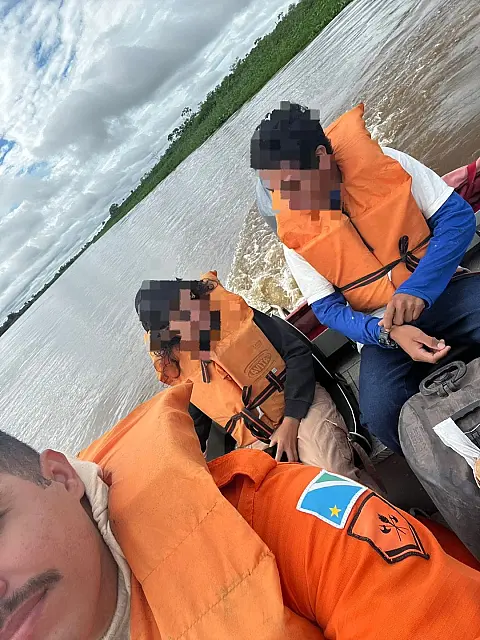 Boimbeiros resgatam estudante na região da Barra do São Lourenço, no Pantanal