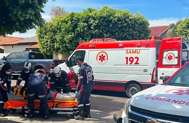 Ciclista é levada ao hospital após colisão com carro em Aquidauana