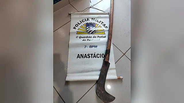 Homem é preso por ameaçar o pai idoso com foice em Anastácio