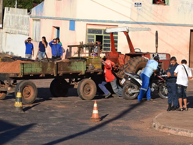 Motociclista fica ferido após colisão com trator