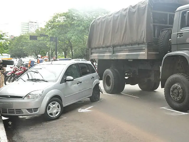 Caminhão do Exército bate em carro em Campo Grande, diz polícia