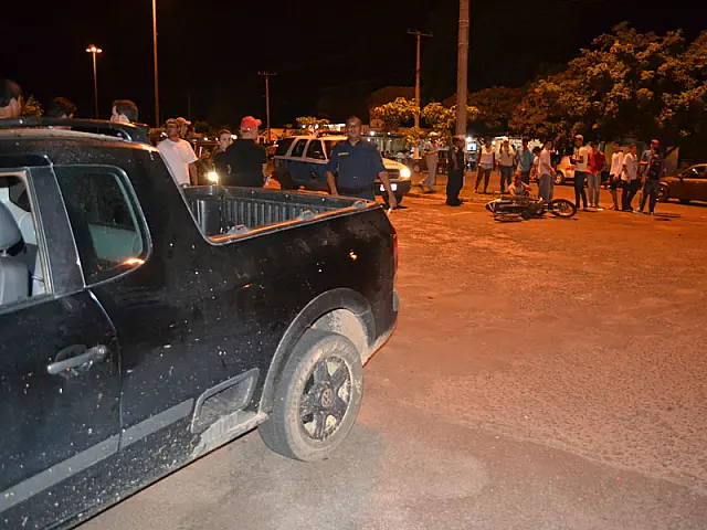 Motociclista fica ferido após colisão com carro