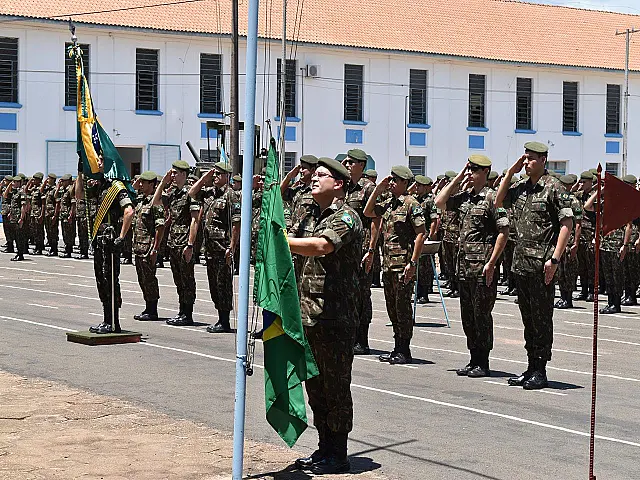Militares de Aquidauana realizam solenidade e entregam medalhas no Dia da Bandeira