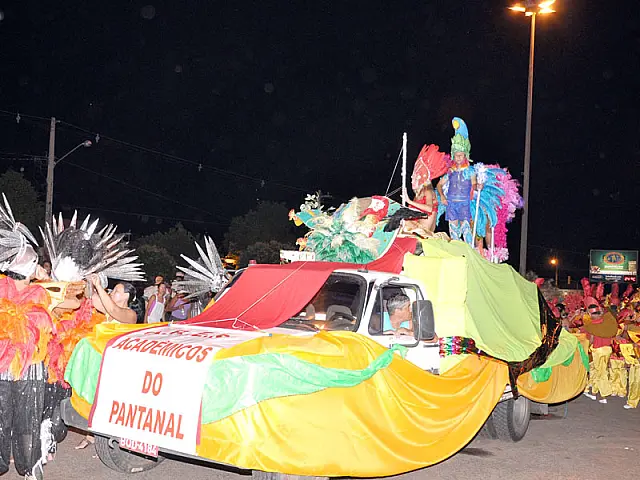 Escolas de samba desfilam hoje em Aquidauana