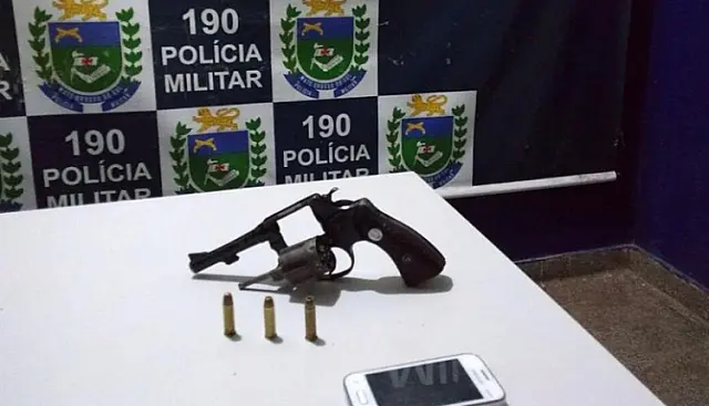 Homem com tornozeleira eletrônica é preso com revólver calibre 38