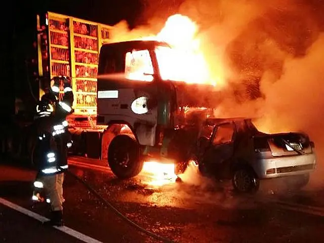Carro explode ao bater em carreta, e homem de 33 anos morre na hora