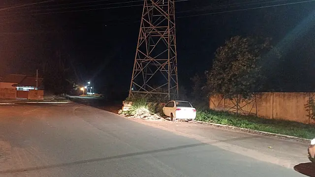 Carro vazio parado perto da torre chama atenção em Anastácio
