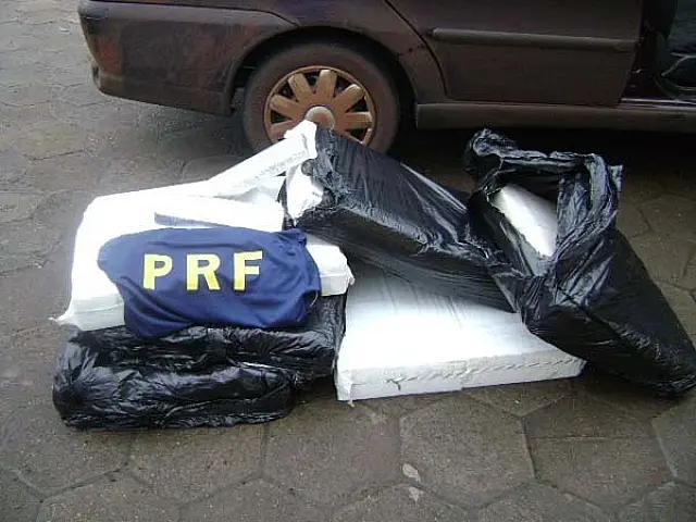 PRF apreende carro com 202 quilos de maconha na BR-267