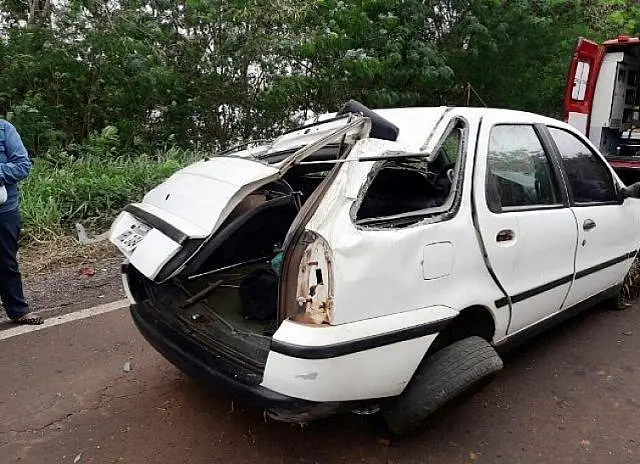 Motorista sem habilitação capota carro e três ficam feridos na BR-262