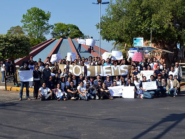 Com faixas e nariz de palhaço, alunos da UEMS protestam em Aquidauana