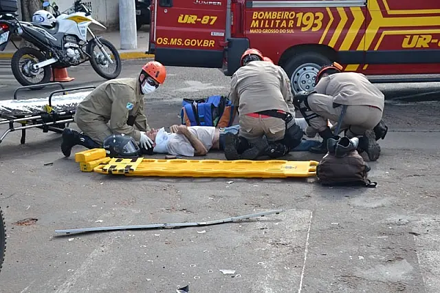 Homem sofre fratura em acidente por causa de semáforo que estava apagado