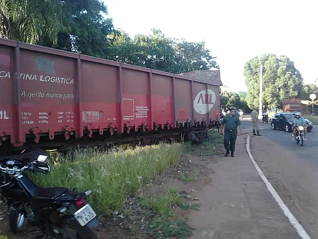 Acidente envolvendo carro e trem deixa idoso ferido