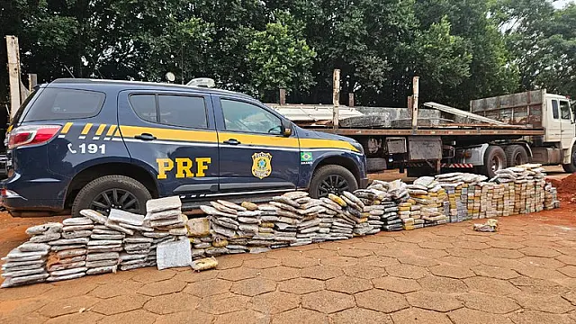 Trio é preso com drogas, munições e arma de fogo na BR-262