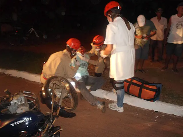 Motociclista fica ferido após colidir com outra moto