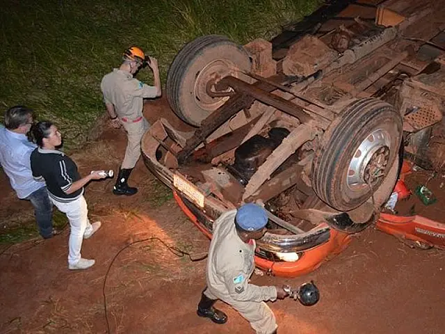 Motorista morre ao capotar caminhão boiadeiro na MS-157