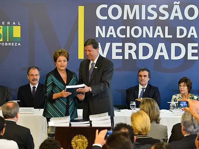 Dilma chora ao receber relatório sobre ditadura e diz que país merece a verdade