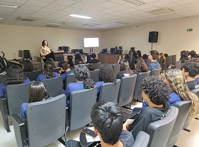 Alunos de curso técnico em serviços jurídicos visitam o Centro Integrado de Justiça