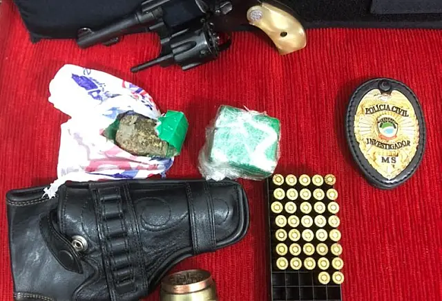 Revólver, munições e maconha são apreendidos em Dourados