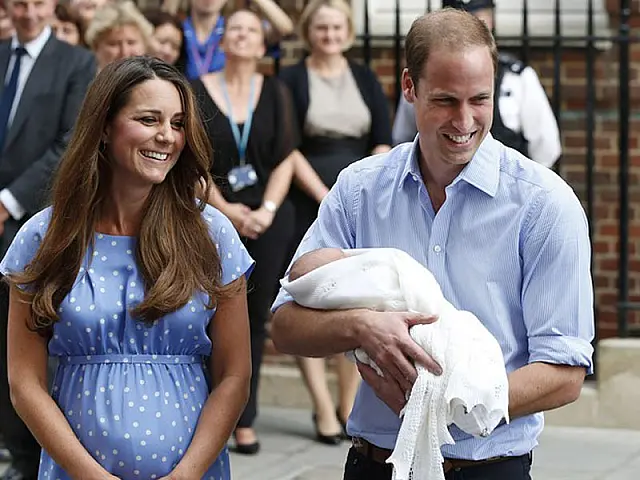 Bebê real aparece em público pela primeira vez em Londres