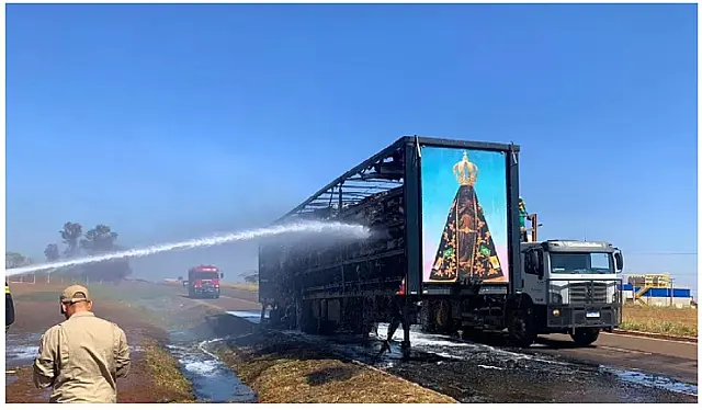 Após carreta pegar fogo, painel de Nossa Senhora Aparecida fica intacto