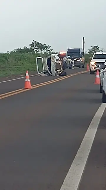 Carro tomba entre Terenos e Campo Grande e interdita BR-262