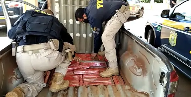 PRF apreende picape com 105 kg de maconha e prende casal na BR-267