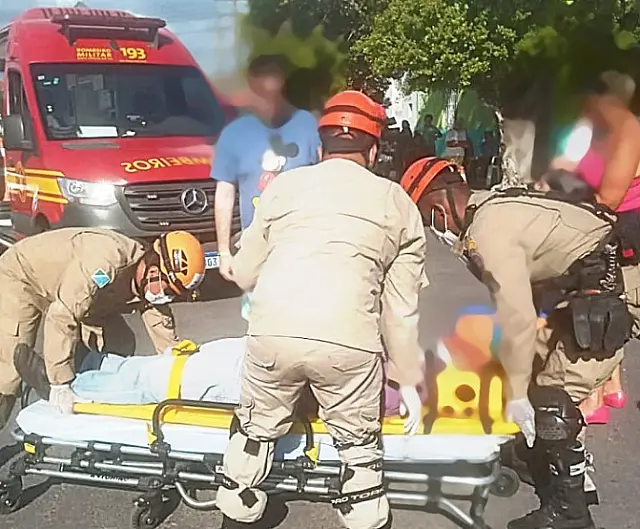 Motorista tem crise convulsiva e bate carro contra muro de casa