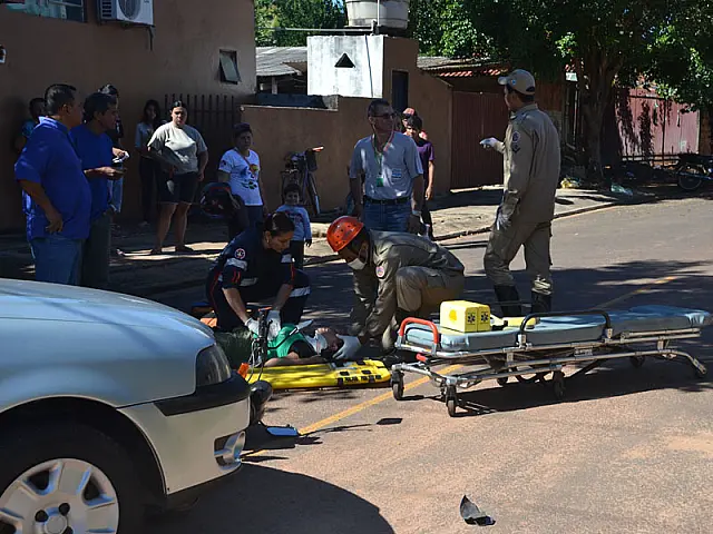 Mulher fica ferida em colisão entre carro e moto