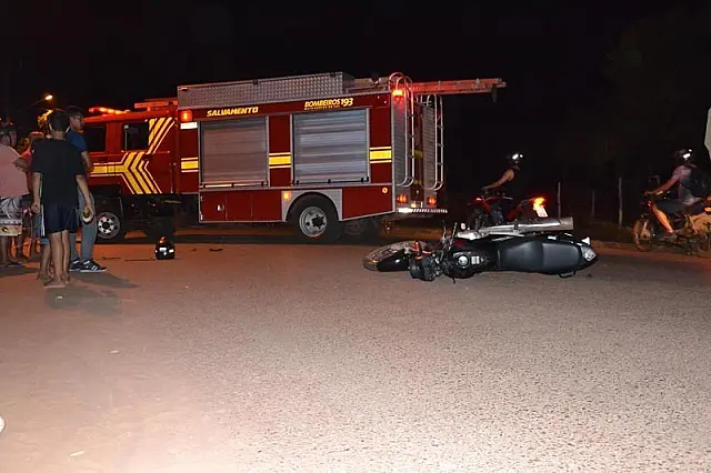 Condutor de carro bate em motociclista e foge do local do acidente