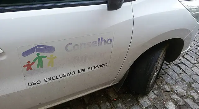 Usando carro oficial, conselheira tutelar colide na traseira de moto no Centro